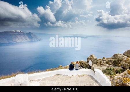 Giovane ammirando vista panoramica dell'isola di Santorini, Grecia Foto Stock