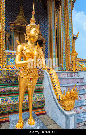 Kinnaris, semi-bird, semi-donna statua che si trova nella parte anteriore del Prasat Phra Bidon Thep, o il Pantheon Reale, Wat Phra Kaeo complessa Foto Stock