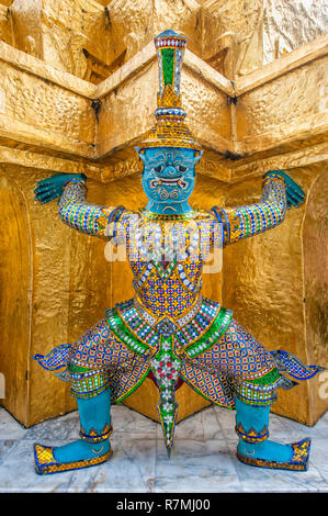 Yaksha statua, Wat Phra Kaeo complessa, il Grand Palace, Bangkok, Thailandia Foto Stock