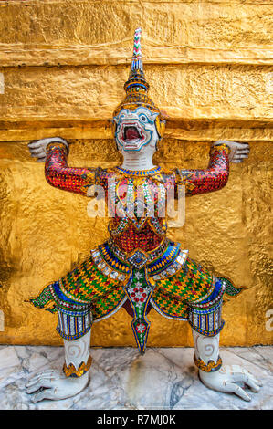 Yaksha statua, Wat Phra Kaeo complessa, il Grand Palace, Bangkok, Thailandia Foto Stock