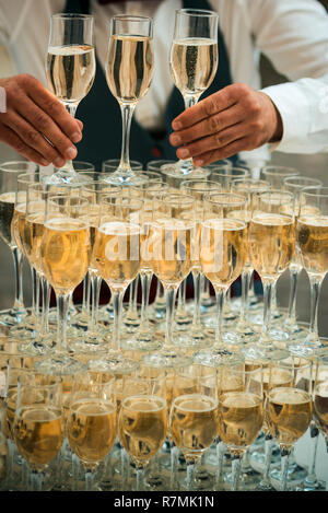 https://l450v.alamy.com/450vit/r7mk1n/champagne-lifestyle-champagne-e-vini-spumanti-bicchieri-champagne-torre-di-flauto-bicchieri-serve-champagne-o-vino-a-bere-il-ricevimento-celebrare-la-vacanza-con-la-bevanda-alcolica-r7mk1n.jpg