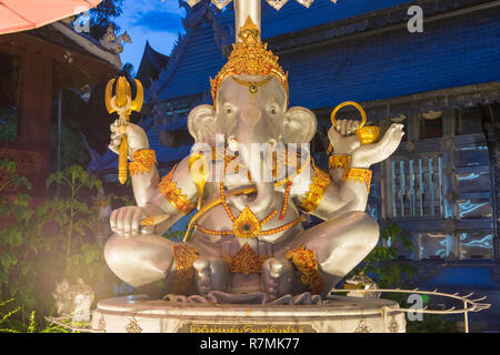 Ganesha statua al di fuori di Wat Sri Suphan tempio, di notte, Chiang Mai, Thailandia Foto Stock