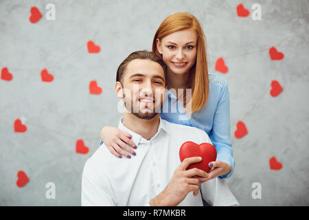 Coppia felice con cuore rosso. Il giorno di San Valentino. Foto Stock