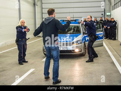 Tattiche operative di formazione per la polizia e la maneggevolezza della violenta lotta contro le situazioni, formazione di armi da fuoco, regionali di formazione delle forze di polizia Foto Stock