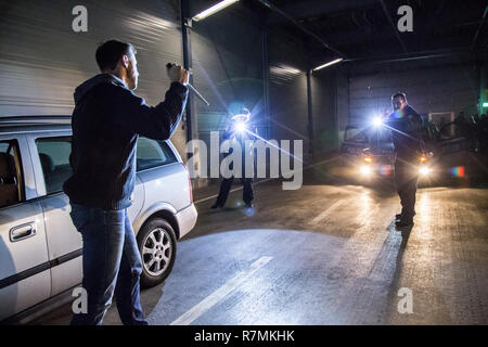 Tattiche operative di formazione per la polizia e la maneggevolezza della violenta lotta contro le situazioni, le armi da fuoco formazione, difesa, arresto di un uomo Foto Stock