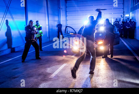 Tattiche operative di formazione per la polizia e la maneggevolezza della violenta lotta contro le situazioni, le armi da fuoco formazione, difesa, arresto di un uomo Foto Stock