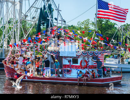 "Perché preoccuparsi' partecipa al sessantacinquesimo benedizione annuale della flotta in Bayou La Batre, Alabama, 4 maggio 2014. Foto Stock