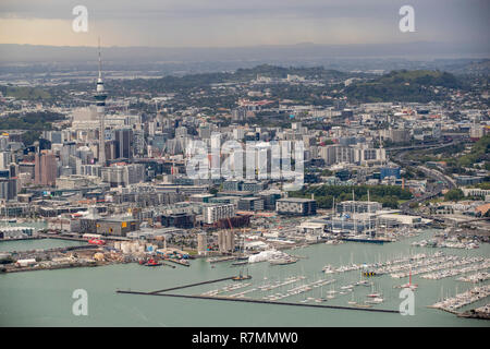 Antenna panoramiche sul paesaggio urbano della città di Auckland, CBD, bridge e dal porto di Waitemata e Golfo di Hauraki, Nuova Zelanda Foto Stock