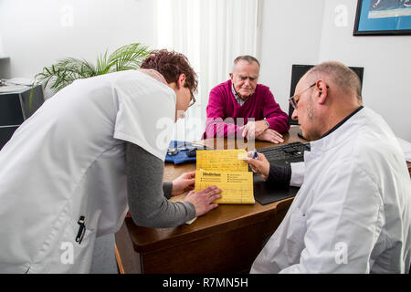 La pratica medica, paziente anziano a parlare con il suo medico e l'assistente, Germania Foto Stock