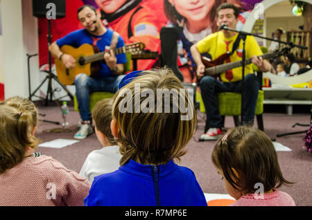 Banda musicale per bambini Troly e El Lobito, i ragazzi di canto al childrem Foto Stock