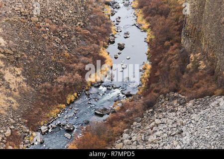 Oregon del fiume storto come visto da un ponte a Peter Skene Ogden parco dello stato in Oregon. Foto Stock