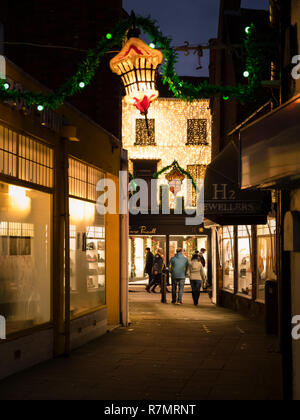 Strada di Natale luci e decorazioni di notte, cuochi vicolo e Wood Street, Stratford upon Avon, England Regno Unito. Foto Stock