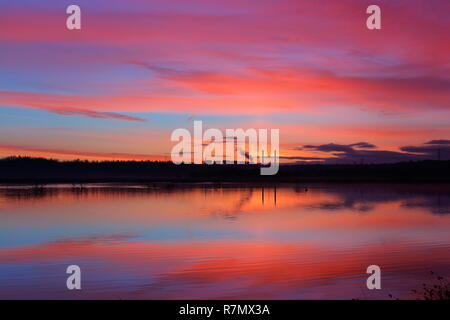 Tramonto su un lago a RSPB Fairburn Ings Foto Stock