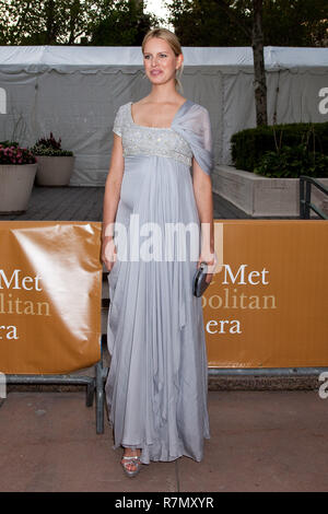 NEW YORK - 21 settembre: Karolina Kurkova assiste il Metropolitan Opera 2009-10 apertura di stagione notte al Lincoln Center per le Arti dello spettacolo il Sep Foto Stock