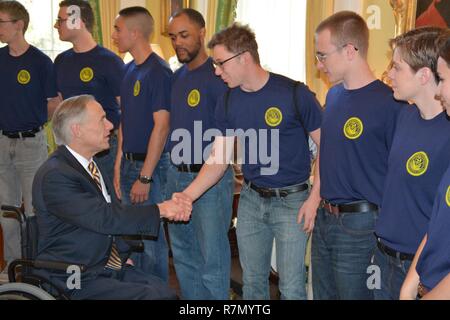 AUSTIN - (20 marzo 2017) Texas Governor Greg Abbott si congratula con Giosuè Suaseda di Bay City, Mich, dopo la somministrazione del giuramento di arruolamento ai futuri marinai della marina militare il reclutamento di quartiere San Antonio presso la residenza del governatore durante la settimana della Marina. Officiating la cerimonia è stata Navy Vice Capo dell Informazione Adm posteriore. Robert Durand, che hanno ricevuto un annuncio da parte del governatore che dichiara Marzo 18-24, 2017 Come Navy settimana. Texas la capitale è membri di hosting di U.S. Navy durante Austin Navy settimana, Marzo 18-24, coincidente con il Rodeo Austin e Stock Show. Marina di Austin settimana è la seconda di 15 Navy Wee Foto Stock