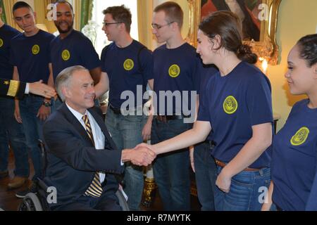 AUSTIN - (20 marzo 2017) Texas Governor Greg Abbott si congratula con Madison Ballard di Austin dopo la somministrazione del giuramento di arruolamento ai futuri marinai della marina militare il reclutamento di quartiere San Antonio presso la residenza del governatore durante la settimana della Marina. Officiating la cerimonia è stata Navy Vice Capo dell Informazione Adm posteriore. Robert Durand, che hanno ricevuto un annuncio da parte del governatore che dichiara Marzo 18-24, 2017 Come Navy settimana. Texas la capitale è membri di hosting di U.S. Navy durante Austin Navy settimana, Marzo 18-24, coincidente con il Rodeo Austin e Stock Show. Marina di Austin settimana è la seconda di 15 Navy settimane in 201 Foto Stock