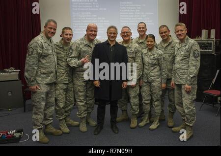 Attore Gary Sinise in posa per una foto con il massimo impatto e il premier United States Air Force band rock come egli visiti la United States Air Force Band edificio a base comune Anacostia-Bolling, Washington D.C., come parte di un tour di OSU Mar. 21, 2017. Foto Stock