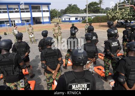 ABIJAN, Costa d'Avorio (20 marzo 2017) Marina turca delle forze speciali assegnati alla sicurezza marittimi Centro di Eccellenza Mobile Team di formazione di presentarsi ai marinai ivoriani al ivoriano Base Navale, 20 marzo 2017. Obangame Express 2017, sponsorizzato dalla U.S. Africa il comando, è progettato per migliorare la cooperazione regionale, dominio marittimo consapevolezza , la condivisione di informazioni pratiche, e tattiche di interdizione della competenza per migliorare la capacità collettiva del Golfo di Guinea e ad ovest le nazioni africane a mare contatore basato su attività illecite. Foto Stock