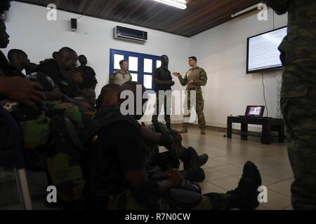 ABIJAN, Costa d'Avorio (20 marzo 2017) Marina turca delle forze speciali Chief Petty Officer Kemal Nalbant, medio, mutandine marinai ivoriani durante un breve di sicurezza all'ivoriano Base Navale, 20 marzo 2017. Obangame Express 2017, sponsorizzato dalla U.S. Africa il comando, è progettato per migliorare la cooperazione regionale, dominio marittimo consapevolezza , la condivisione di informazioni pratiche, e tattiche di interdizione della competenza per migliorare la capacità collettiva del Golfo di Guinea e ad ovest le nazioni africane a mare contatore basato su attività illecite. Foto Stock