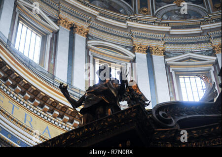 Cupola di Michelangelo, barocco altare papale e il Baldacchino da Gianlorenzo Bernini e il Barocco Cattedra di San Pietro (cattedra di San Pietro o il trono di Sa Foto Stock