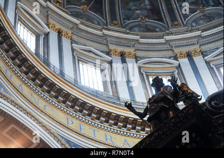 Cupola di Michelangelo, barocco altare papale e il Baldacchino da Gianlorenzo Bernini e il Barocco Cattedra di San Pietro (cattedra di San Pietro o il trono di Sa Foto Stock