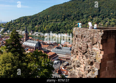Vista dal castello di Heidelberg, la città vecchia di Heidelberg, fiume Neckar, Germania Foto Stock