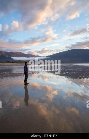 Tramonto sulla costa ovest della Nuova Zelanda Foto Stock