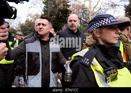 Londra dic 9 2018. Tommy Robinson all Anti UE, Pro Brexit tradimento sostenitori decend su Londra e marzo attraverso il centro di Londra per i rally organizzato da UKIP leader Gerard Batton e Tommy Robinson (Steven Yaxley-Lennon) foto Janine Wiedel Foto Stock