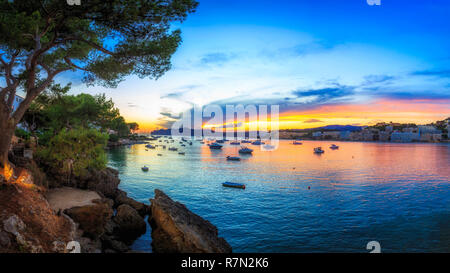 Santa Ponsa Mallorca tramonto sulla baia con le barche nel porto Foto Stock