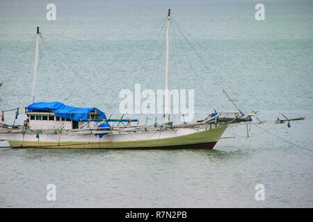 Outrigger tradizionale barca ancorata a Labuan Bajo città sull isola di Flores, Nusa Tenggara, Indonesia. L'economia locale in comune è centrata intorno a t Foto Stock