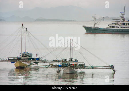 Outrigger tradizionali barche ancorate a Labuan Bajo città sull isola di Flores, Nusa Tenggara, Indonesia. L'economia locale in comune è centrata intorno a Foto Stock