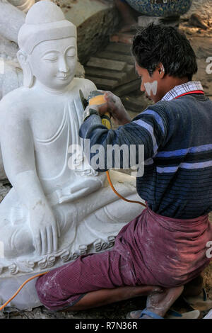 Locali di uomo che lavora su una statua vicino Mahamuni Pagoda di Mandalay, Myanmar. Mandalay è la seconda più grande città in Myanmar. Foto Stock