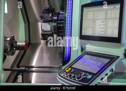 Pannello di controllo industriale di lavorazione di tornitura CNC macchina Foto Stock