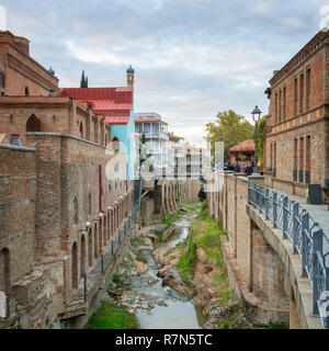 Vista serale di bagni di zolfo del vecchio quartiere della città di Tbilisi, Georgia Foto Stock