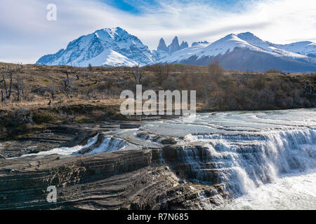 La cascata e torri di granito al parco nazionale di Torres del Paine del Cile Foto Stock