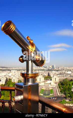 Telescopio con vista su Parigi fino sulla famosa torre Eiffel, Francia Foto Stock
