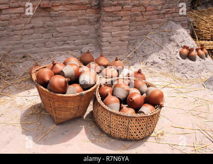 Tradizionale ceramica nepalese nel cestello, Kathmandu, Nepal Foto Stock