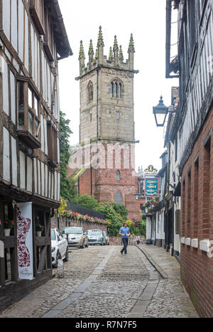 Una vista lungo Fish Street a Shrewsbury con la Chiesa di San Giuliano e strada medievale acciottolata Foto Stock