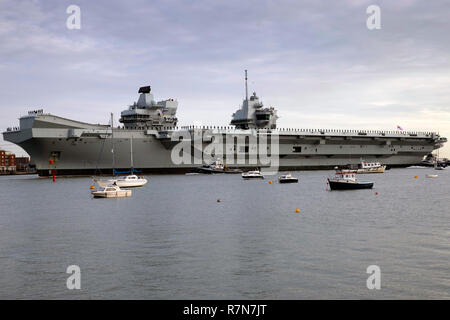 Royal Navy flagship HMS Queen Elizabeth arrivando a casa sua porto di Portsmouth il 10 dicembre 2018 Foto Stock