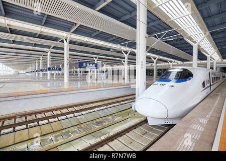 Kunming, Cina - 21 Settembre 2017: Treno ad alta velocità si allontana dalla stazione. Con la rete ferroviaria a circa 28 000 km di lunghezza nel 2018, di treni ad alta velocità (HS Foto Stock