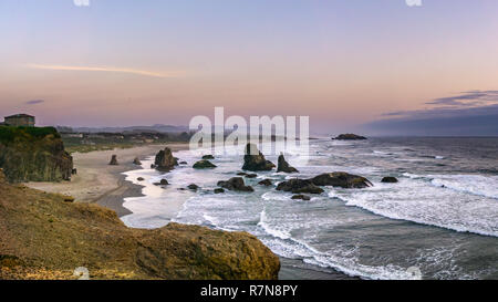 Bandon spiaggia al tramonto o al crepuscolo dalla faccia Rock Punto Panoramico, costa del pacifico paesaggio, Oregon, Stati Uniti d'America. Foto Stock