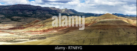 Colline dipinte panorama. Geologica roccia sedimentaria formazione nel centro di Oregon, Mitchell, STATI UNITI D'AMERICA. Foto Stock