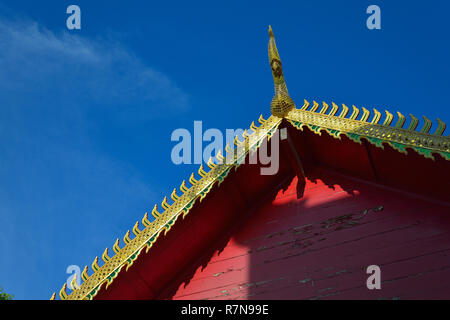 Golden gable sul tetto architettura del nord della Thailandia nel tempio buddista di Wat Phra That Hariphunchai, Lamphun, Thailandia Foto Stock