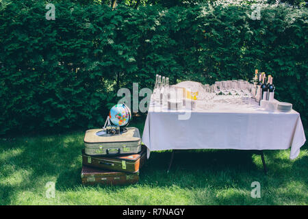 L'alcol a buffet sul tavolo bianco in giardino Foto Stock