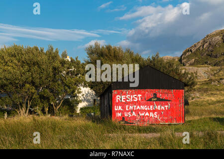 Capannone dipinto con politcal Message in a Ardnamurchan, West Highlands della Scozia. Foto Stock