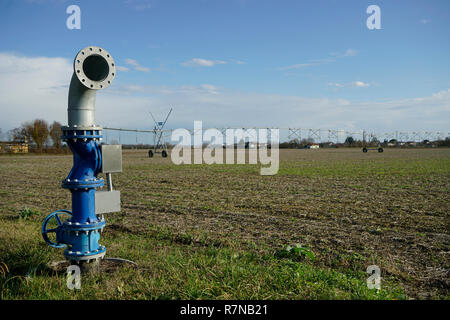 Sistema di irrigazione delle colture nei campi Foto Stock