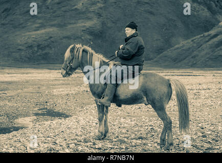 Ritratto di Contadino islandese sul suo cavallo, Landmannalaugar Highlands Centrali, Islanda Foto Stock