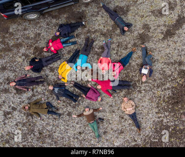 Fotografo utilizzando un drone per scattare una foto di un gruppo di amici per un tour in jeep, Highlands Centrali, Islanda Foto Stock