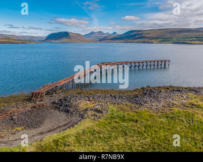 Arrugginita pier, resti di un americano e britannico in WWII installazione navale, Hvitanes, Hvalfjordur, Islanda. Foto Stock