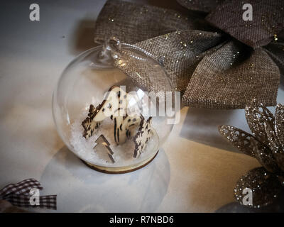 Colpo di una palla di neve decorazione comunemente usati per adornare gli alberi di Natale Foto Stock